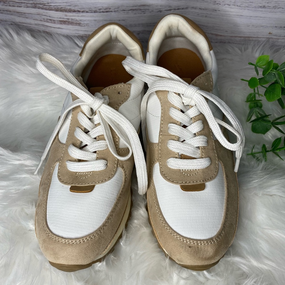 Universal thread sneakers. Size 6